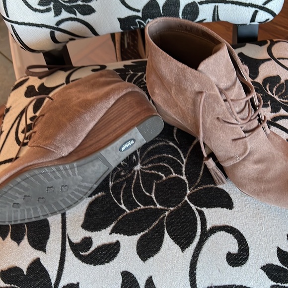 Dr Scholl’s Beige suede booties Sz9 - Picture 2 of 3